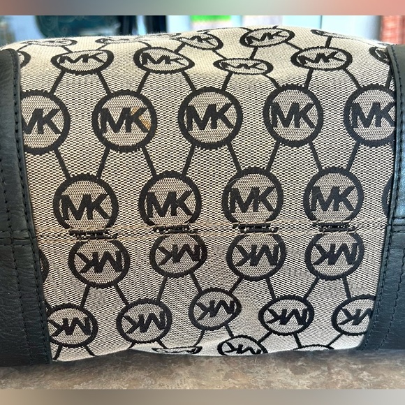 Michael Kors Black and Tan Monogram Tote Leather Large - Picture 7 of 13
